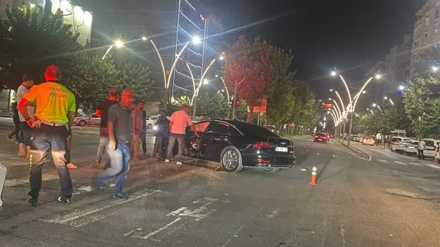 Turgut Özal Caddesi'nde İ̇ki Otomobil Çarpıştı: 2 Yaralı