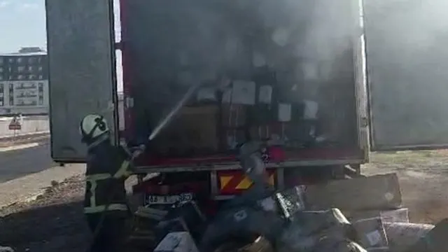 Batman’da Kargo Kamyonunda Çıkan Yangın Paketlere Zarar Verdi